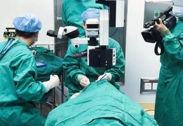 赣州6686在线登录官网入口-6686(中国)“光明行”为百岁老人 医治，王奶奶儿子偶然听到一个邻居在赣州6686在线登录官网入口-6686(中国)看过眼睛，做的白内障手术，术后  很好。在和老人及其他家人沟通同意后，10月18日，他当即带着王奶奶来到医院就诊.jpg