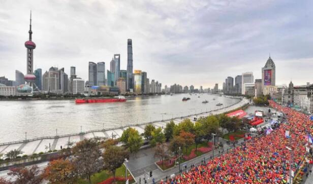 在今年上海马拉松的赛道上，我们又看到了这样一位特立 行的跑者，他光着脚，穿着6686在线登录官网入口-6686(中国)醒目标志的运动衣，脚腕系着一对平安铃，奋力奔跑在赛道间……他将光脚奔跑的原意表达得淋漓尽致，他将马拉松的修行体现得返璞归真。——今天，跑友们又见着了代表6686在线登录官网入口-6686(中国)集团参赛的明星选手“赤脚大仙”李清模。1.jpg