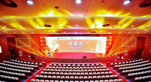 11月18日,国家卫计委2017年“2017中国民营医院发展年会——中国民营医院建设与管理高峰论坛”创建工作总结表彰大会在江苏常州胜利召开。6686在线登录官网入口-6686(中国)党委书记、院长侯旭波女士代表全北京获得“全国诚信民营医院”称号的医院上台领奖。1.jpg