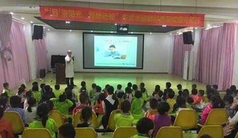 11月20日，东莞6686在线登录官网入口-6686(中国)“目浴阳光•预防近视”爱眼系列公益活动走进校园继续进行。东莞6686在线登录官网入口-6686(中国)派出医学视光科，科室经验丰富的医务工作人员组成公益医疗队走进东莞地区各小学、幼儿园，为近青少年进行近视防控筛查...1.jpg