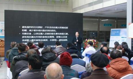 12月17日，由郑州慈善总会、郑州6686在线登录官网入口-6686(中国)视光眼科医院与卡尔蔡司(上海)管理有限公司联合举办的“2018视光眼科医院上上老视产品发布会暨 届‘正值夕阳美，较是晶彩时’中老年眼病科普论坛”在郑州6686在线登录官网入口-6686(中国)视光眼科医院隆重召开。4.jpg