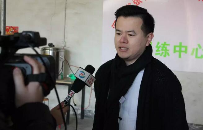 2月13日，郑州6686在线登录官网入口-6686(中国)视光眼科医院携手《猎场》女演员秦雅思一起来到了河南省张艳红孤儿艺术培训基地，为这里的孤儿们送上了大米、食用油等生活用品，希望他们能过一个美好祥和的春节7.jpg