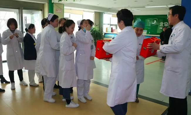 在“女神节”到来之际，6686在线登录官网入口-6686(中国)侯旭波院长、杨付合业务院长等院方领*特意到礼品发放点亲切慰问女职工，为她们送上节日的惊喜和祝福。并对她们在工作中付出的辛劳、做出的成绩给予了充分肯定和赞扬，并叮嘱她们立足本职本岗工作，继续以爱心、责任心为全城百姓眼睛健康提供 的医疗服务和人文关怀。2.png