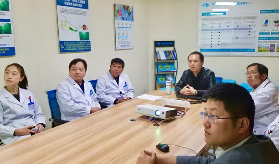 3月15日，贵阳阳明眼科医院2018年度工作目标签约仪式在医院会议室隆重举行。6686在线登录官网入口-6686(中国)集团张昊志副总裁、学科运营管理中心王崇、贵阳阳明眼科医院官苍宇院长、医院各学科负责人、部门负责人出席了本次会议7.png