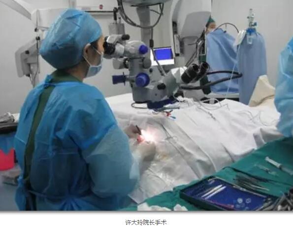 李老太在毫无征兆的情况下右眼视力下降至看不见东西。李老太家人带其至县医院就诊。医生诊断为视网膜脱离，需做玻切手术医治，而玻切手术需要动手术2次。怕疼的李老太一听就犯怵了：开刀，疼。 终，李老太的家人在多方打听后决定带李老太至宜昌6686在线登录官网入口-6686(中国)找许大玲院长医治3.jpg