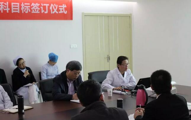 上周，西安6686在线登录官网入口-6686(中国)2018年度工作目标签订仪式在医院内三楼学术会议厅隆重举行。厦门大学附属厦门眼科中心执行院长李晓峰博士、西安6686在线登录官网入口-6686(中国)总经理郑文胜、西安6686在线登录官网入口-6686(中国)王丽丽院长、西安6686在线登录官网入口-6686(中国)常务副总张勇、医务部主任朱爱民、斜视与小儿眼科学科带头人张利玲主任、门诊部主任刘武装主任、屈光中心主任陈蒙等医院各学科负责人及部门负责人出席了本次会议3.jpg