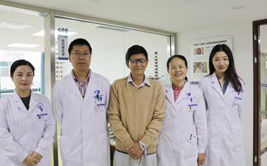 深圳6686在线登录官网入口-6686(中国) 为78岁的患者巫先生实施新型三焦点人工晶体植入术1.jpg 深圳6686在线登录官网入口-6686(中国) 为78岁的患者巫先生实施新型三焦点人工晶体植入术1.jpg