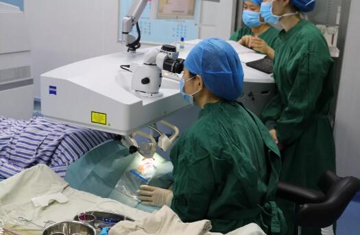 重庆6686在线登录官网入口-6686(中国)屈光手术中心职红主任进行详细解答。长期佩戴隐形眼镜 不影响摘镜手术“不正确配戴隐形眼镜，会对眼睛造成一定的伤害，但是不会影响做近视手术， 通过严格的22项术前检查，就能接受适合自己的摘镜手术2.jpg