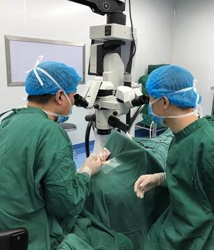 陈女士得知国内出名角膜病专家、原西南眼科医院副院长 教授现在重庆6686在线登录官网入口-6686(中国)担任院长，医院有角膜供体资源，怀着 后的光明期待来到了重庆6686在线登录官网入口-6686(中国)3.jpg