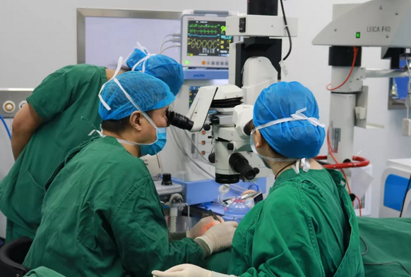 5岁男孩在重庆6686在线登录官网入口-6686(中国)顺利进行角膜移植2.png