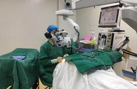 新西兰白内障老爷子在成都6686在线登录官网入口-6686(中国)手术后不禁向医护人员翘起大拇指1.jpg