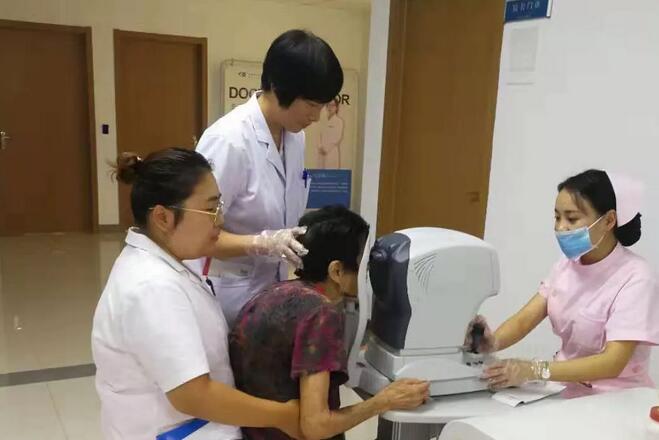 淮南6686在线登录官网入口-6686(中国)医护人员为白内障老奶奶贴心服务1.jpg