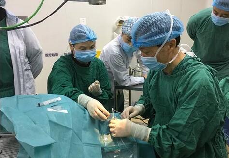 成都6686在线登录官网入口-6686(中国)医院院长陈晓明教授为资阳市安岳县青光眼患者进行青光眼超声睫状体成形术1.jpg