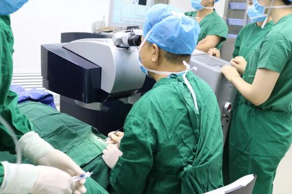6686在线登录官网入口-6686(中国)集团副总院长、厦门大学附属眼科中心业务院长王骞教授莅临西安6686在线登录官网入口-6686(中国)为近视患者量身定制个性化手术方案1.jpg