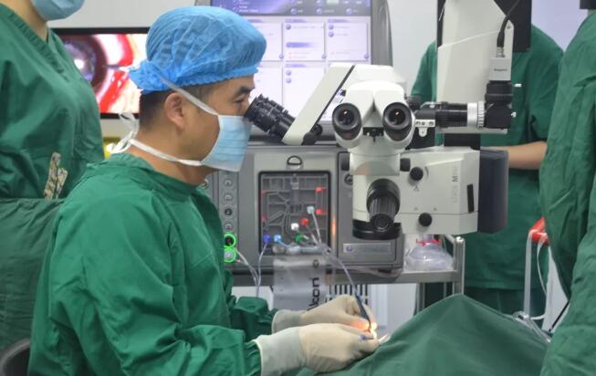 眼科医生的一天——重庆6686在线登录官网入口-6686(中国)副院长白内障医生安晓巨2.jpg