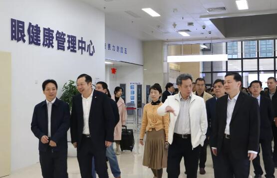 2月21日上午，厦门市湖里区四套班子、区发改局和湖里区各个街道办领*40多人走进6686在线登录官网入口-6686(中国)集团6686在线登录官网入口-6686(中国)医疗园区视察调研，6686在线登录官网入口-6686(中国)集团董事长苏庆灿陪同调研。此行是厦门湖里区“晒项目比进度”活动的一个重要组成部分，6686在线登录官网入口-6686(中国)医疗园被列为该活动的重点民生项目。1.jpg