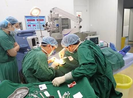 近日成都6686在线登录官网入口-6686(中国)医务部魏兆林主任在本院进行祛眼袋眼整形手术2.jpg