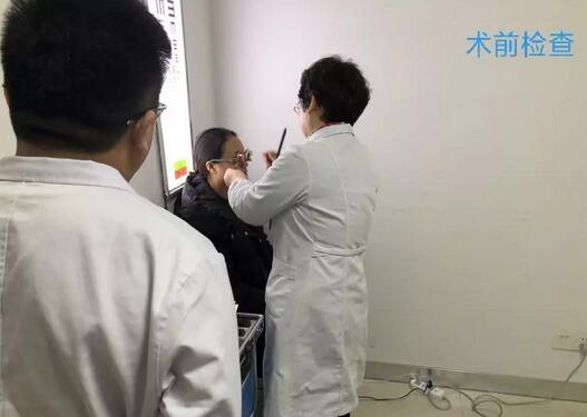 近日小郭与妻子近视小两口双双在无锡6686在线登录官网入口-6686(中国)眼耳鼻咽喉科医院摘镜1.jpg 近日小郭与妻子近视小两口双双在无锡6686在线登录官网入口-6686(中国)眼耳鼻咽喉科医院摘镜1.jpg