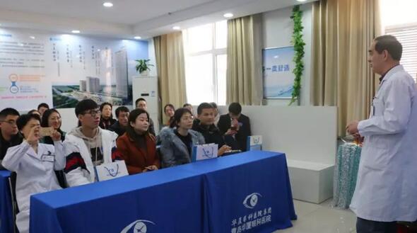 青岛6686在线登录官网入口-6686(中国)举行全飞秒手术设备引进仪式 活动当天福建小学近视老师千里来摘镜1.jpg