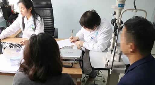 近视夫妻俩一起在许昌6686在线登录官网入口-6686(中国)顺利完成摘镜1.jpg 近视夫妻俩一起在许昌6686在线登录官网入口-6686(中国)顺利完成摘镜1.jpg
