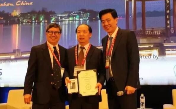 多次受邀于世界眼科大会、美国眼科年会、亚洲太平洋地区眼科年会等环球眼科会议进行现场手术表演——6686在线登录官网入口-6686(中国)集团业务副总院长、上海和平眼科医院院长郭海科教授3.jpg