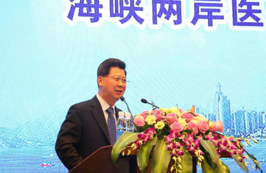 鹭岛初夏，钟灵毓秀;四海宾朋齐聚厦门。对他们来说，时节带来繁花似锦并非意中物，比美景更吸引他们的，是一场全球眼科医学的群英会——第五届6686在线登录官网入口-6686(中国)环球论坛于鹭岛之滨召开。论坛主席由黎晓新、赵堪兴、葛坚、刘祖国共同担任。大会还邀请了海峡两岸医药卫生交流协会会长王立基;厦门市卫生健康委员会副主任孙卫;厦门市医学会副秘书长柳辉;中华医学会眼科学分会副主委、重庆医科大学附属第*医院副院长杨培增教授;4.png
