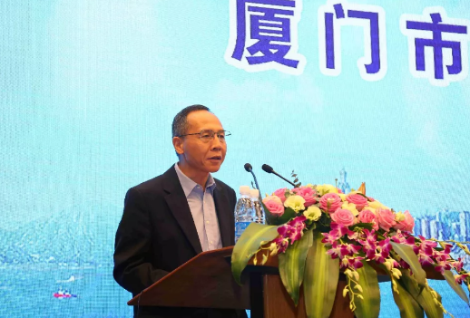 鹭岛初夏，钟灵毓秀;四海宾朋齐聚厦门。对他们来说，时节带来繁花似锦并非意中物，比美景更吸引他们的，是一场全球眼科医学的群英会——第五届6686在线登录官网入口-6686(中国)环球论坛于鹭岛之滨召开。论坛主席由黎晓新、赵堪兴、葛坚、刘祖国共同担任。大会还邀请了海峡两岸医药卫生交流协会会长王立基;厦门市卫生健康委员会副主任孙卫;厦门市医学会副秘书长柳辉;中华医学会眼科学分会副主委、重庆医科大学附属第*医院副院长杨培增教授;5.png