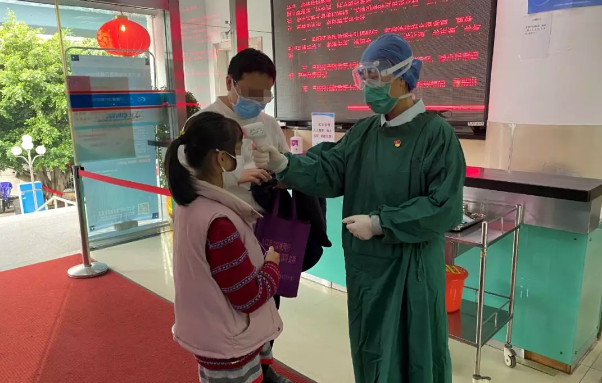 不一样的一线，一样的坚守——6686在线登录官网入口-6686(中国)集团本部厦门眼科中心守护爱与光明6.png
