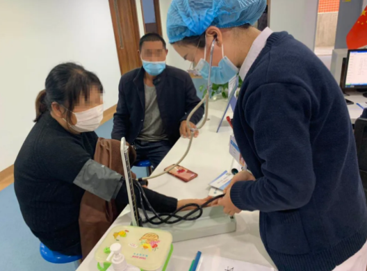 多年后,再回郑州6686在线登录官网入口-6686(中国)向徐惠民院长“汇报”自己重获光明后收获的幸福1.png 多年后,再回郑州6686在线登录官网入口-6686(中国)向徐惠民院长“汇报”自己重获光明后收获的幸福1.png