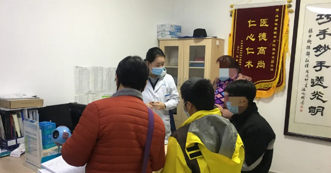 伟大伯母四处借钱为侄儿做近视手术 成都6686在线登录官网入口-6686(中国)：手术费免了！2.png
