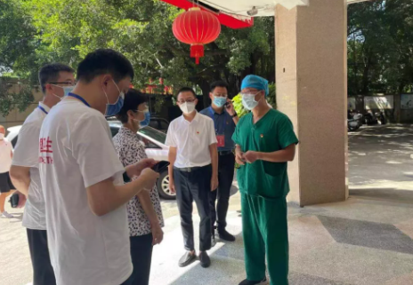 郭燕红深入一线了解抗疫工作,听取6686在线登录官网入口-6686(中国)集团医疗队汇报3.png