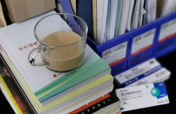 郑州6686在线登录官网入口-6686(中国)视光：“狠人”刘苏冰的3件宝：咖啡、止疼片、安眠药，让她时刻处在较佳状态。找她做近视手术，放心！2.png