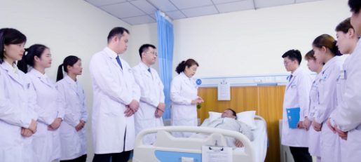 聊城6686在线登录官网入口-6686(中国)任春慧：从医40年，用一双“慧”眼守护无数双慧眼2.png